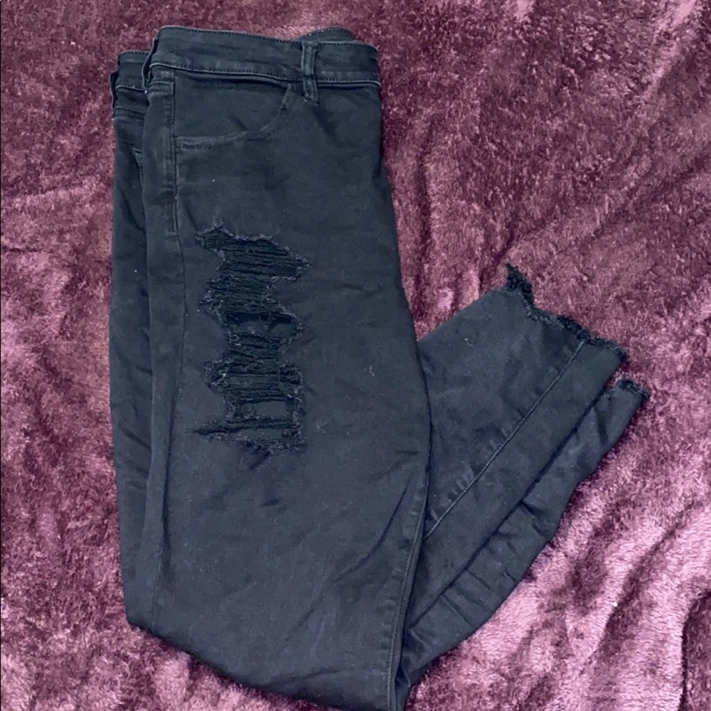 AEO BLACK RIPPED JEANS